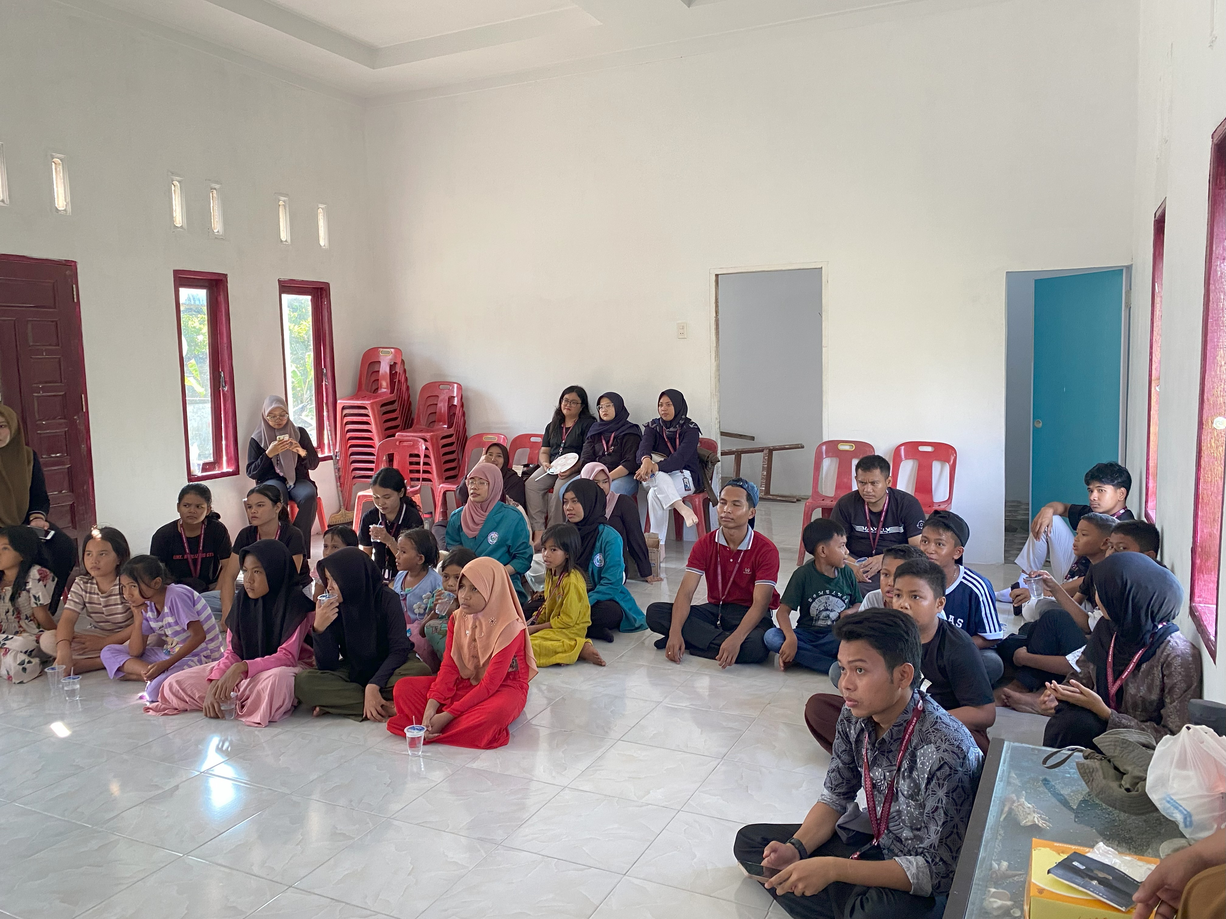 Pelaksanaan Program Kerja Nonton Bareng Film Edukasi bersama anak-anak Desa Bengkel oleh Mahasiswa KKN UNIMED 2025